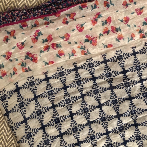 Floral+Pattern Infinity Scarf - Picture 4 of 5